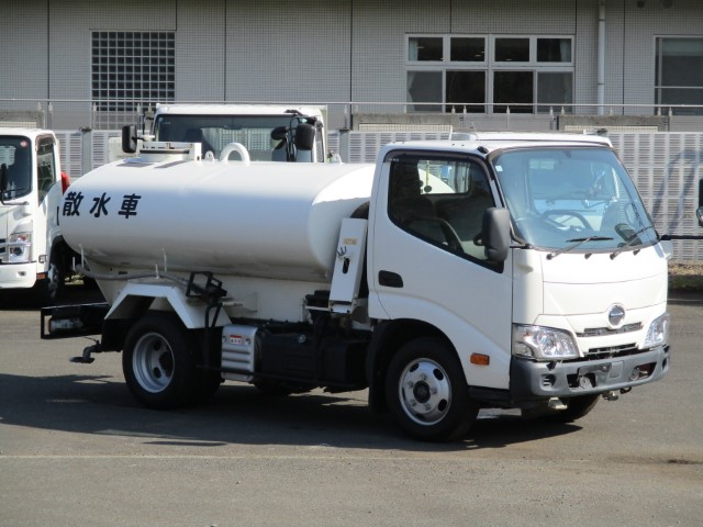 R1　日野デュトロ　3KL散水車　独立エンジン式