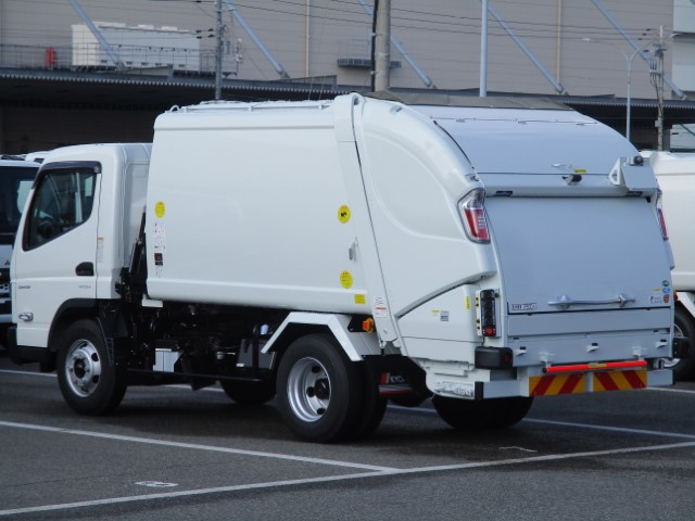 R8 三菱キャンター プレス式塵芥車6.9立米 未使用車