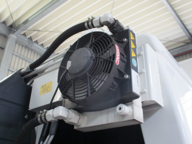 R2���������ե���ɡ��ץ쥹���г���10.2Ω�ơ�����ܡ������